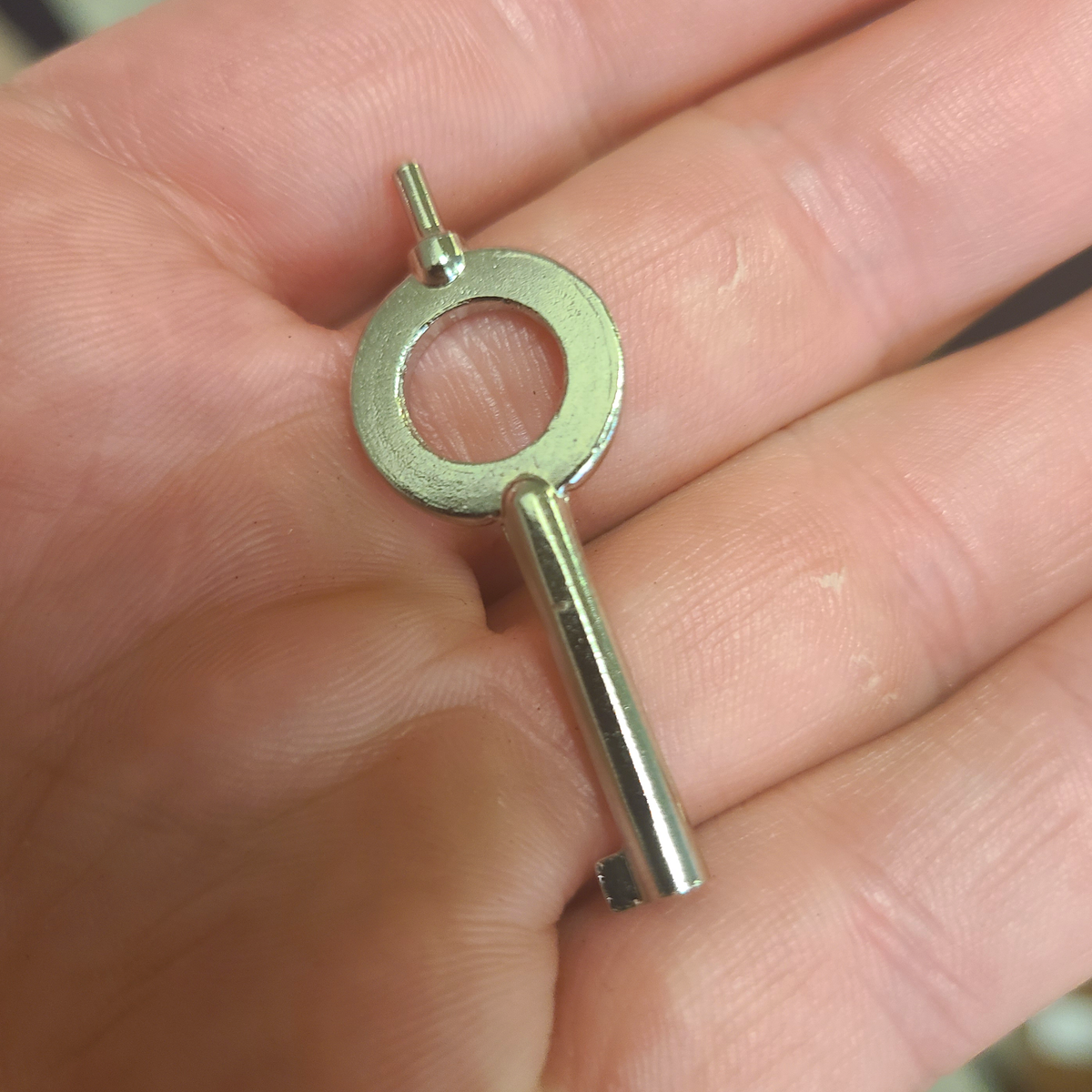 Universal hand cuff key