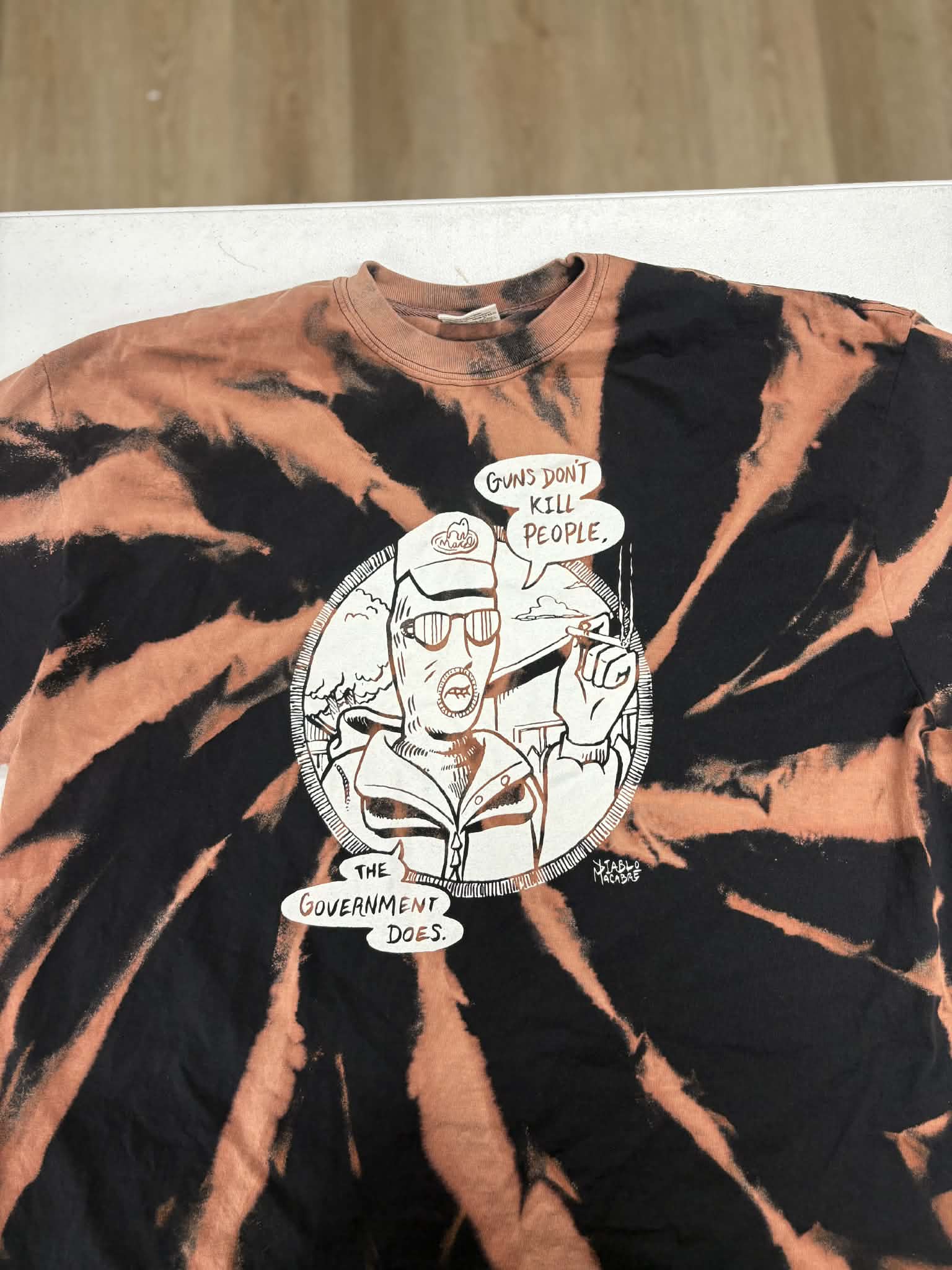 Guns dont kill people the government does - 2XL - Discounted Bleached Shirt