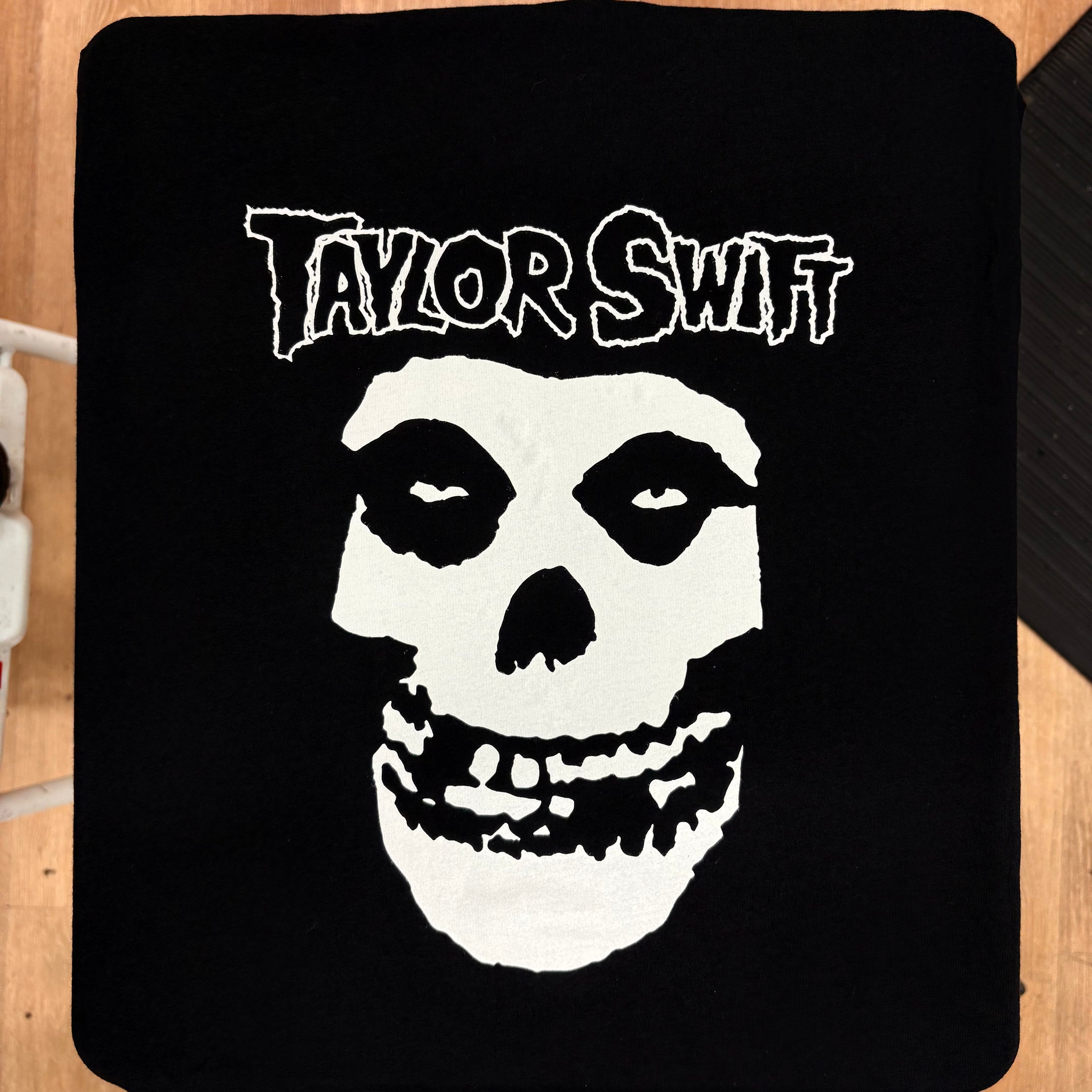 Taylor Swift // Misfit Skull - Il Pleut
